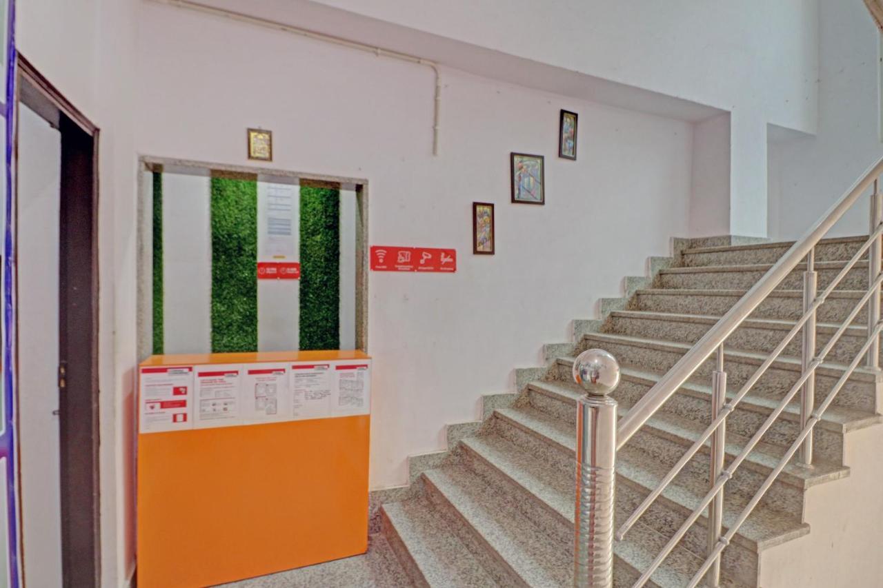Oyo 81168 Collection O Dwarka Mor Nuova Delhi Esterno foto