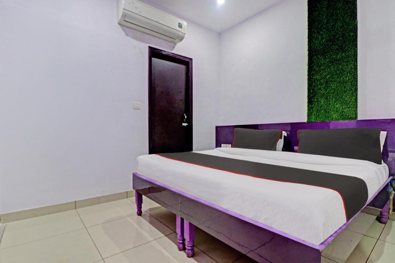 Oyo 81168 Collection O Dwarka Mor Nuova Delhi Esterno foto