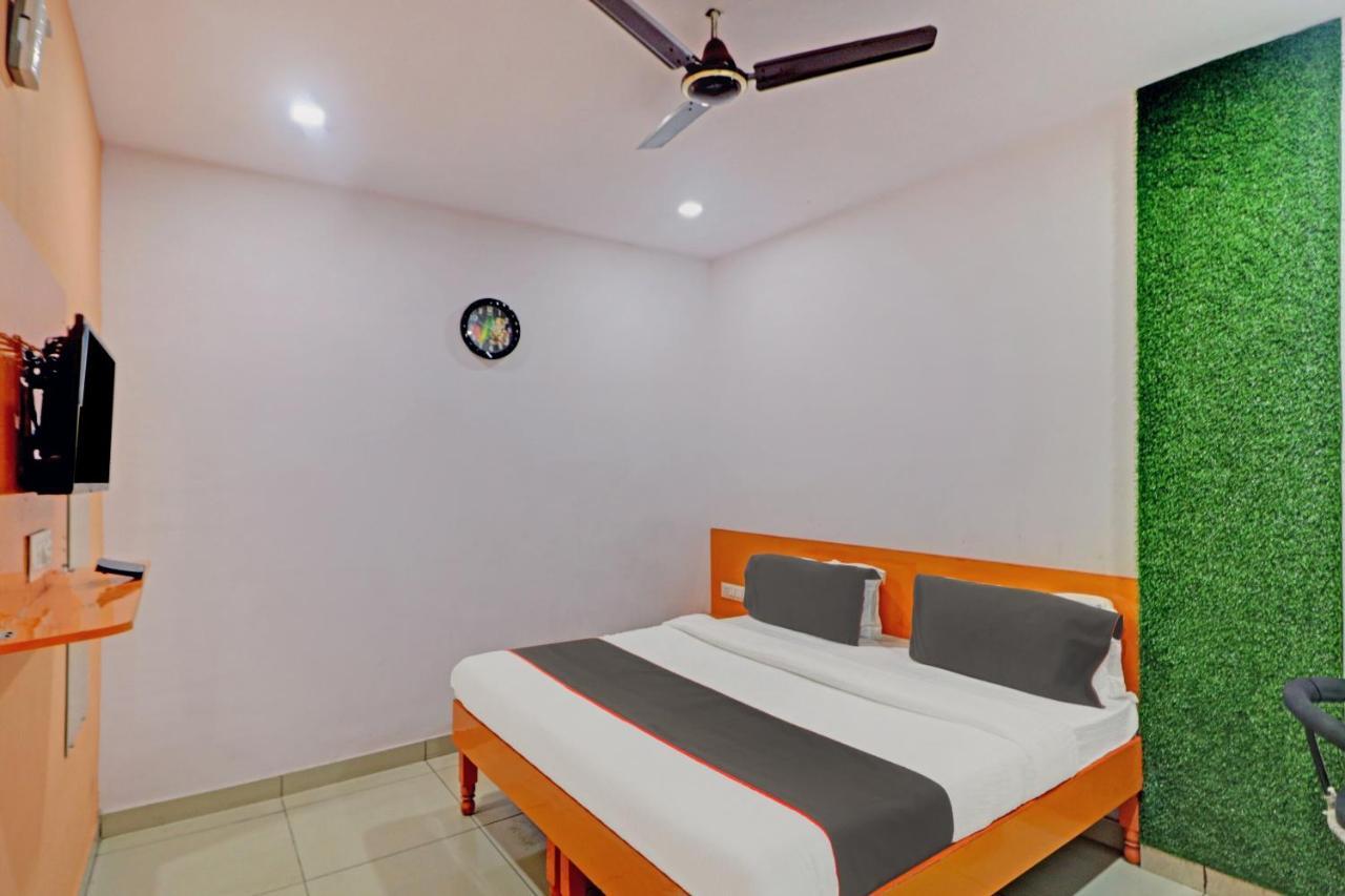 Oyo 81168 Collection O Dwarka Mor Nuova Delhi Esterno foto