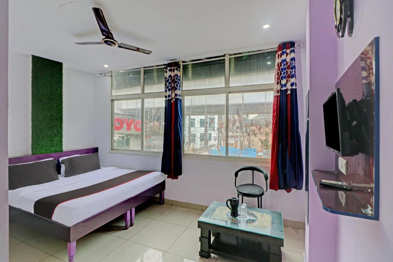 Oyo 81168 Collection O Dwarka Mor Nuova Delhi Esterno foto