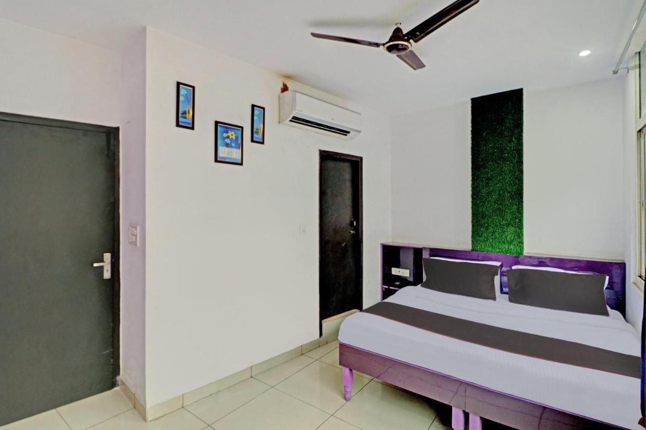 Oyo 81168 Collection O Dwarka Mor Nuova Delhi Esterno foto