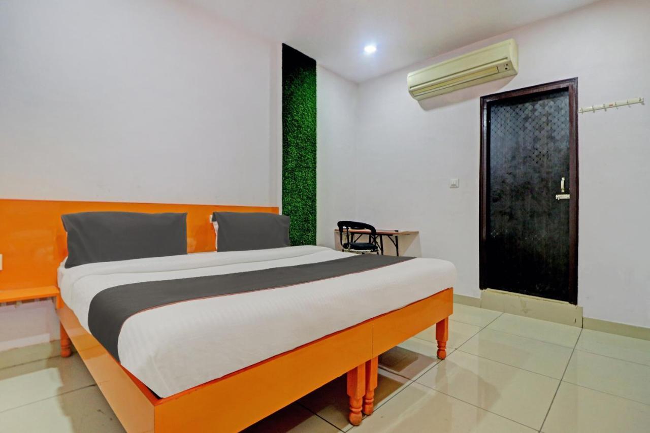 Oyo 81168 Collection O Dwarka Mor Nuova Delhi Esterno foto