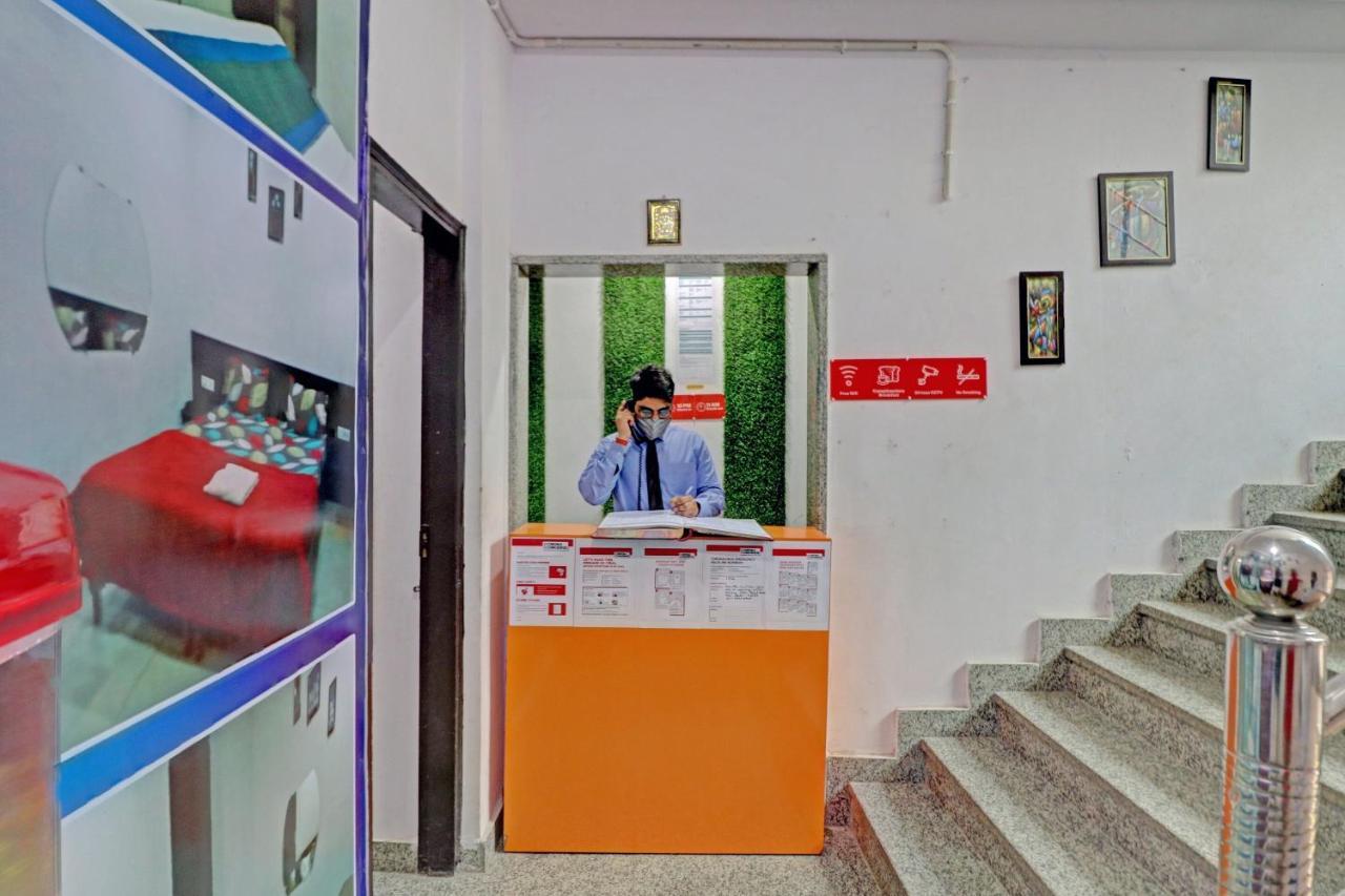 Oyo 81168 Collection O Dwarka Mor Nuova Delhi Esterno foto