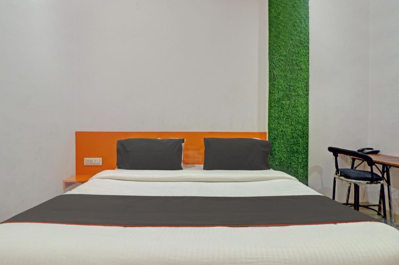 Oyo 81168 Collection O Dwarka Mor Nuova Delhi Esterno foto